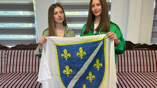 Lamija 18 Jahre und Alisa 19 Jahre mit der bosnischen Lillienflagge.