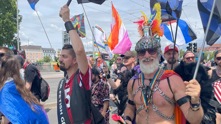 Menschen feiern für Vielfalt