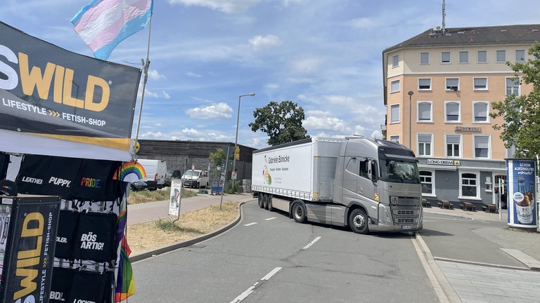Ein LKW blockiert eine Straße