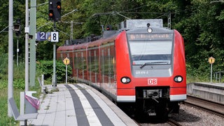 S-Bahn der Linie S1 fährt auf Gleis 2 auf dem Bahnhof von Hirschhorn am Neckar ein