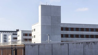 Justizvollzugsanstalt Stammheim, JVA. Außenansicht mit Haftzellen und Sicherheitszaun. 