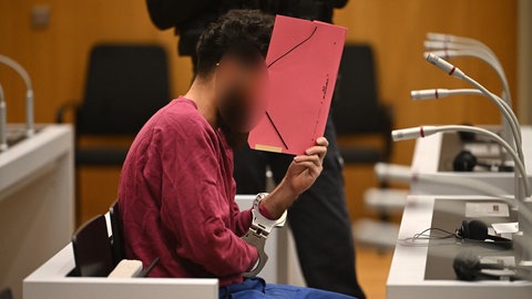 Der Angeklagte Sulaiman A. sitzt im Gerichtssaal an seinem Platz.