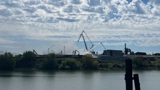Löscharbeiten im Mannheimer Industriehafen