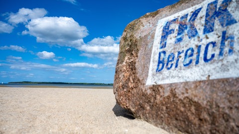 FKK Schild am Strand