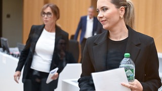 Eve Laur, Schwester des getöteten Polizisten Rouven Laur, mit einem Blatt in der Hand im Gerichtssaal am Oberlandesgericht in Stuttgart-Stammheim.