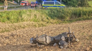 Motorrad liegt im Feld