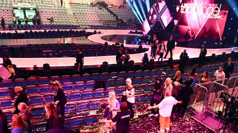 Zuschauer verlassen die SAP Arena nach einer Bombendrohung beim GNTM-Finale 2014