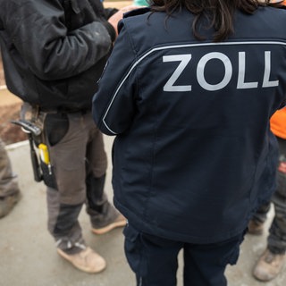 Zollbeamte auf dem Bau