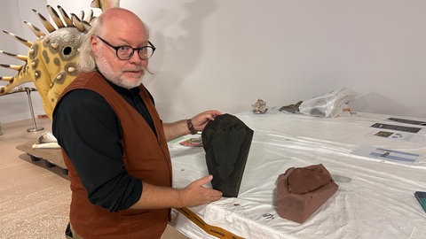 Wilfried Rosendahl mit einem 3D-Druck eines Saurier-Schädels