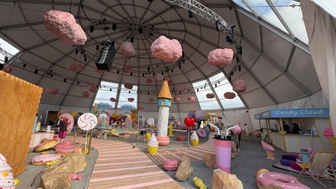 Die Glücksoase während des Aufbaus zum größten "Candy Beach" der Welt auf dem "Glücksgefühle"-Festival 2025.