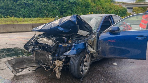 Stark beschädigtes Auto auf der Autobahn