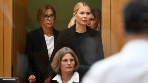 Petra und Eve Laur, Mutter und Schwester des getöteten Polizisten, kommen in den Gerichtssaal. Vor ihnen sitzt Oberstaatsanwältin Verena Bauer von der Bundesanwaltschaft.