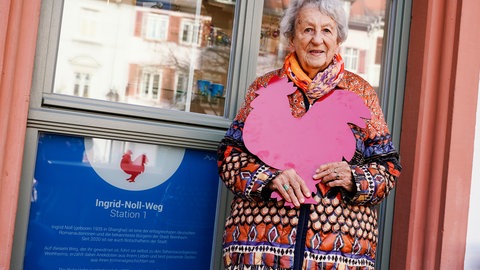 Ingrid Noll vor dem nach ihr benannten Weg in Weinheim