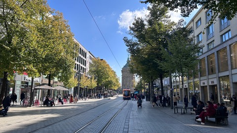 Eine Straßenbahn fährt durch die Mannheimer Innenstadt.