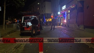 Absperrband vor einem Kiosk in Mannheim. 