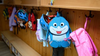 Kinderrucksäcke hängen in der Garderobe einer Kita (Symbolbild). 