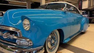 Ein blauer Oldtimer wird auf der Veterama in Mannheim ausgestellt