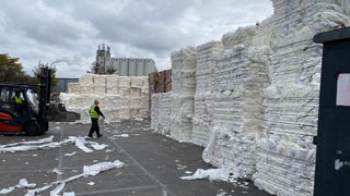 Gepresste Papiermüll-Ballen auf dem Gelände der Recyclingfirma G.A.S. in Mannheim