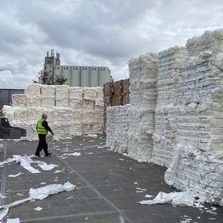 Gepresste Papiermüll-Ballen auf dem Gelände der Recyclingfirma G.A.S. in Mannheim