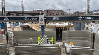 Der 3D-Drucker druckt die Wände eines Prototyp-Hauses in Heidelberg.