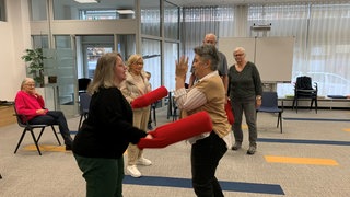 Die Seminarleiterin zeigt, wie man sich wehrt