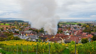 Die Rauchsäule der brennenden Scheune war kilometerweit zu sehen.