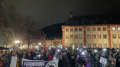 Demonstrierende stehen auf dem Heidelberger Universitätsplatz
