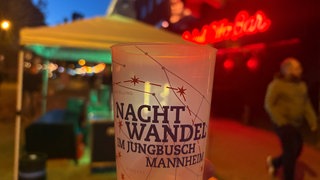 Ein Becher mit der Aufschrift "Nachtwandel" vor den Clubs und Kneipen in der Jungbuschstraße