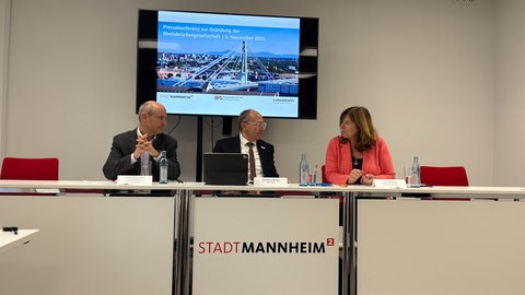 Björn Berlenbach (Geschäftsführer Bauprojektgesellschaft Ludwigshafen), Mannheims Oberbürgermeister Christian Specht (CDU) und Ludwigshafens Oberbürgermeisterin Jutta Steinruck (parteilos) bei der Pressekonferenz zur Gründung der Rheinbrückengesellschaft