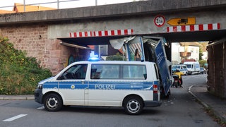 Ein verkeilter Lkw steckt in einer Unterführung fest