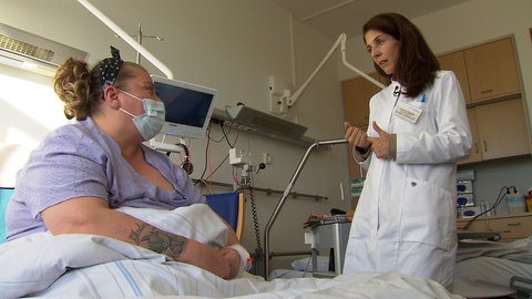 Patientin Jowitha Reil mit Gespräch mit ihrer Ärztin Julia Szendrödi.