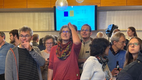 Zahlreiche Bürger verfolgen die Auszählung des Bürgerentscheids zur Windkraft in Dossenheim