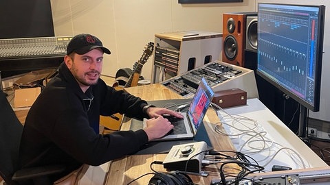 Jules Kalmbacher sitzt in seinem Studio in Mannheim.