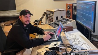 Jules Kalmbacher sitzt in seinem Studio in Mannheim.