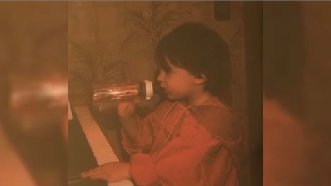 Jules Kalmbacher, Musikproduzent aus dem Odenwald, als Kind am Klavier.