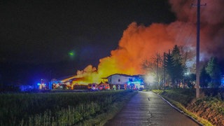 Eine Scheune in Neckarbischofsheim steht in Brand