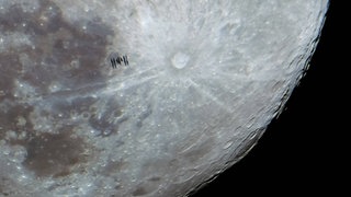 Die Internationale Raumstation - fotografiert vor dem Mond