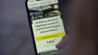Auf dem Handy sieht man viele die Petition von unterschrieben haben.