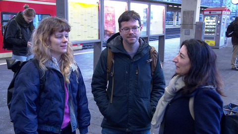 Drei Pendler auf dem Bahnsteig am Heidelberger Hauptbahnhof.