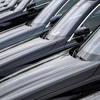 (Symbolbild) Mehrere Autos bei einem Autohändler