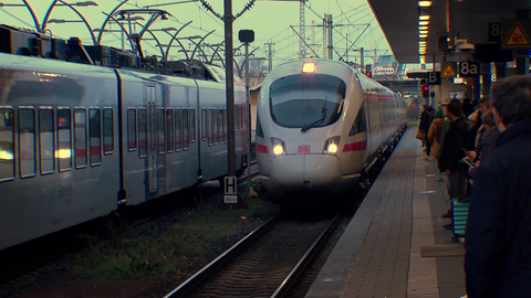 ICE fährt in den Bahnhof Heidelberg ein.