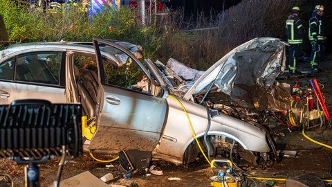 Ein völlig zerstörtes Auto