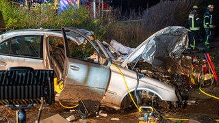 Ein völlig zerstörtes Auto