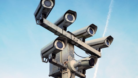 Videokameras vor blauem Himmel