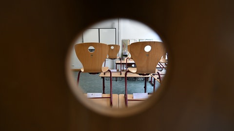 Im Klassenraum sind die Stühle hochgestellt (Symbolbild).