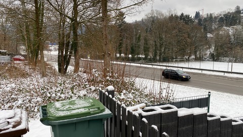 Blick von Wohngebiet auf die B45 in Neckargemünd, die nach Bammental führt.