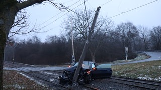 Auto kollidiert mit einem Oberleitungsmast in Heidelberg