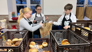 Vorbestellte Brötchen sortieren: Schülerinnen und Schüler aus Eberbach betreiben den neuen Dorfladen in Schollbrunn (Neckar-Odenwald-Kreis)