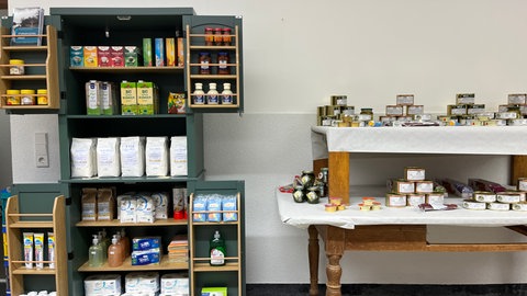 Im neuen Dorfladen bieten die Schülerinnen und Schüler regionale Erzeugnisse an.