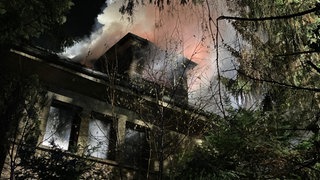 Flammen und Rauch über einem Wohnhaus